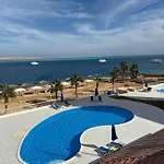 Central Hurghada Apartment With Private Beach & Pool