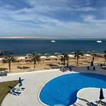 Central Hurghada Apartment With Private Beach & Pool