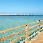 Resort-Style Luxury Chalet With Pool And Sea View In Sahl Hasheesh