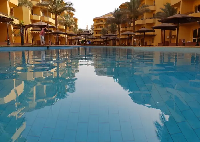 British Resort Pool View Apartments