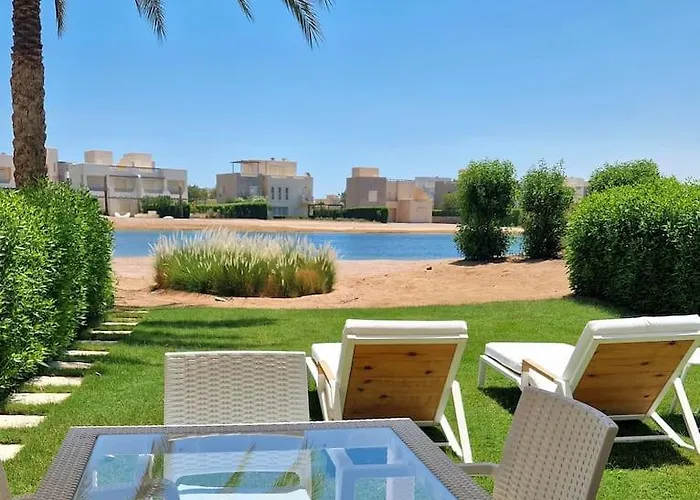 Cheerful Space With A Huge Garden And Pool
