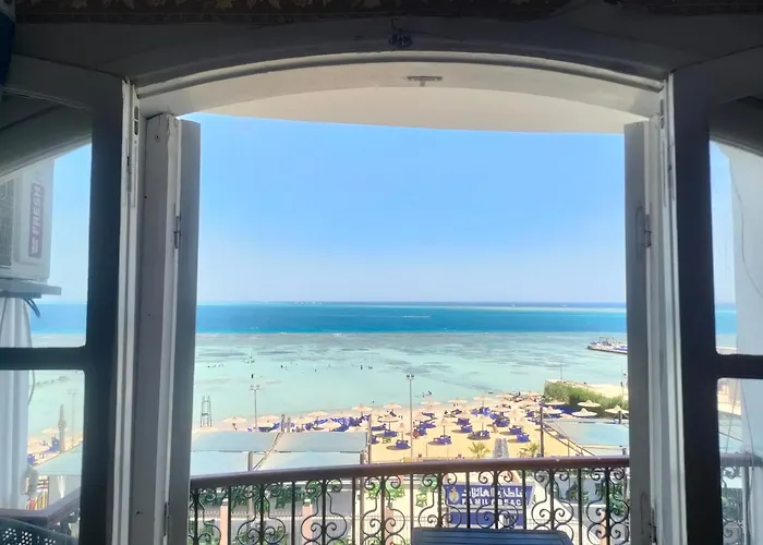 شقه فندقيه علي البحر