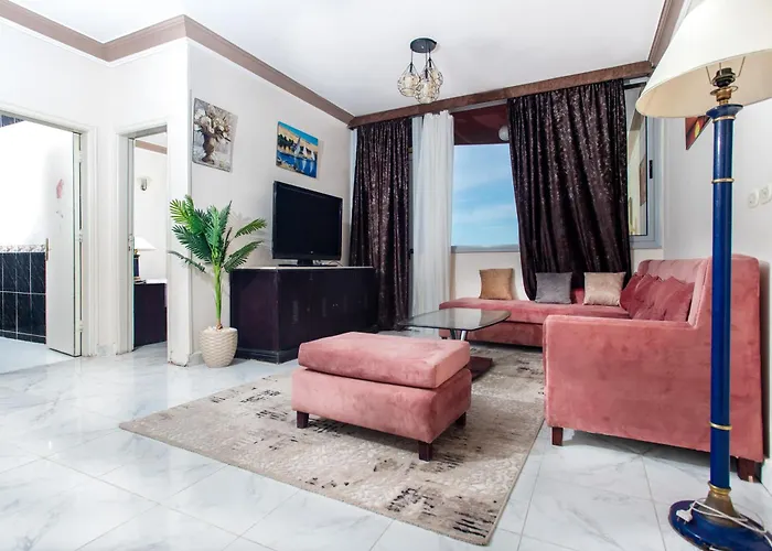 Spacious 1 Bedroom With Seaview!