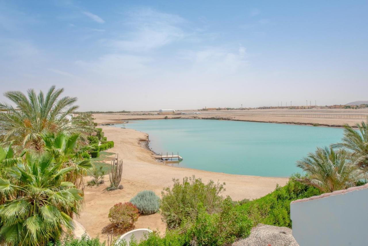 Beautiful 4 Bedroom White With Heated Pool Villa *