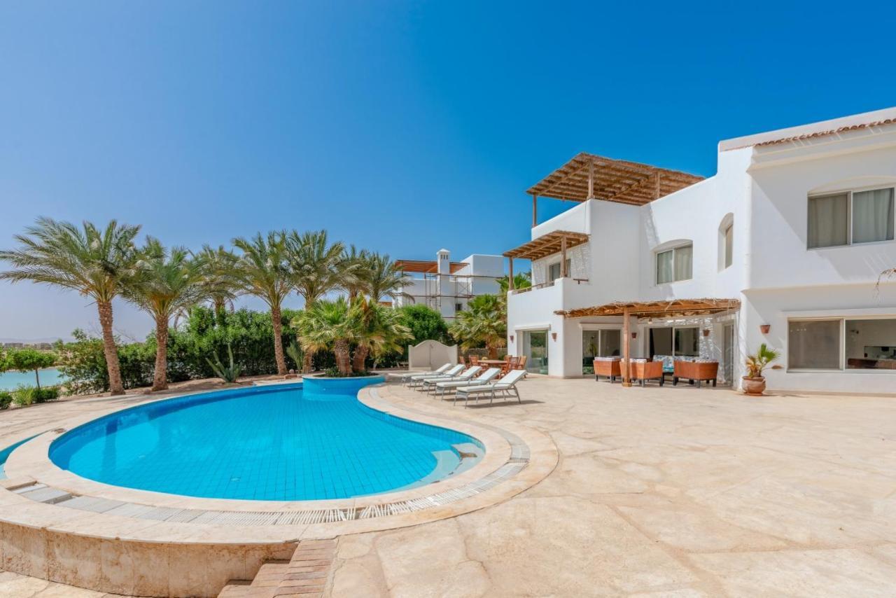 Beautiful 4 Bedroom White With Heated Pool Villa
