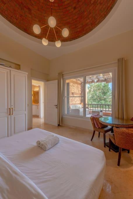 Ferienhaus Gorgeous 3br Townhouse In South Marina. Pool View