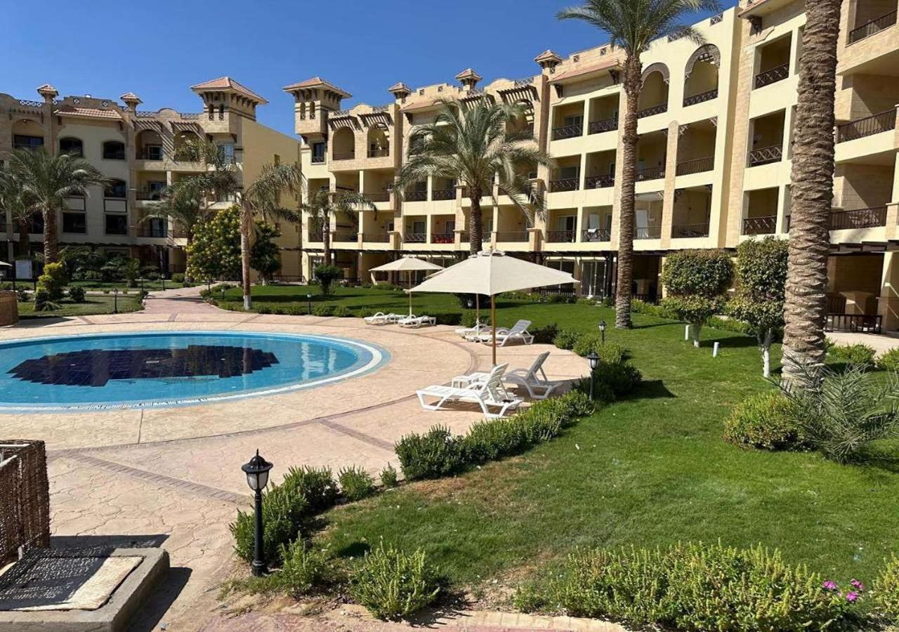Resort-style Luxury With Pool And Sea View In Sahl Hasheesh Apartment