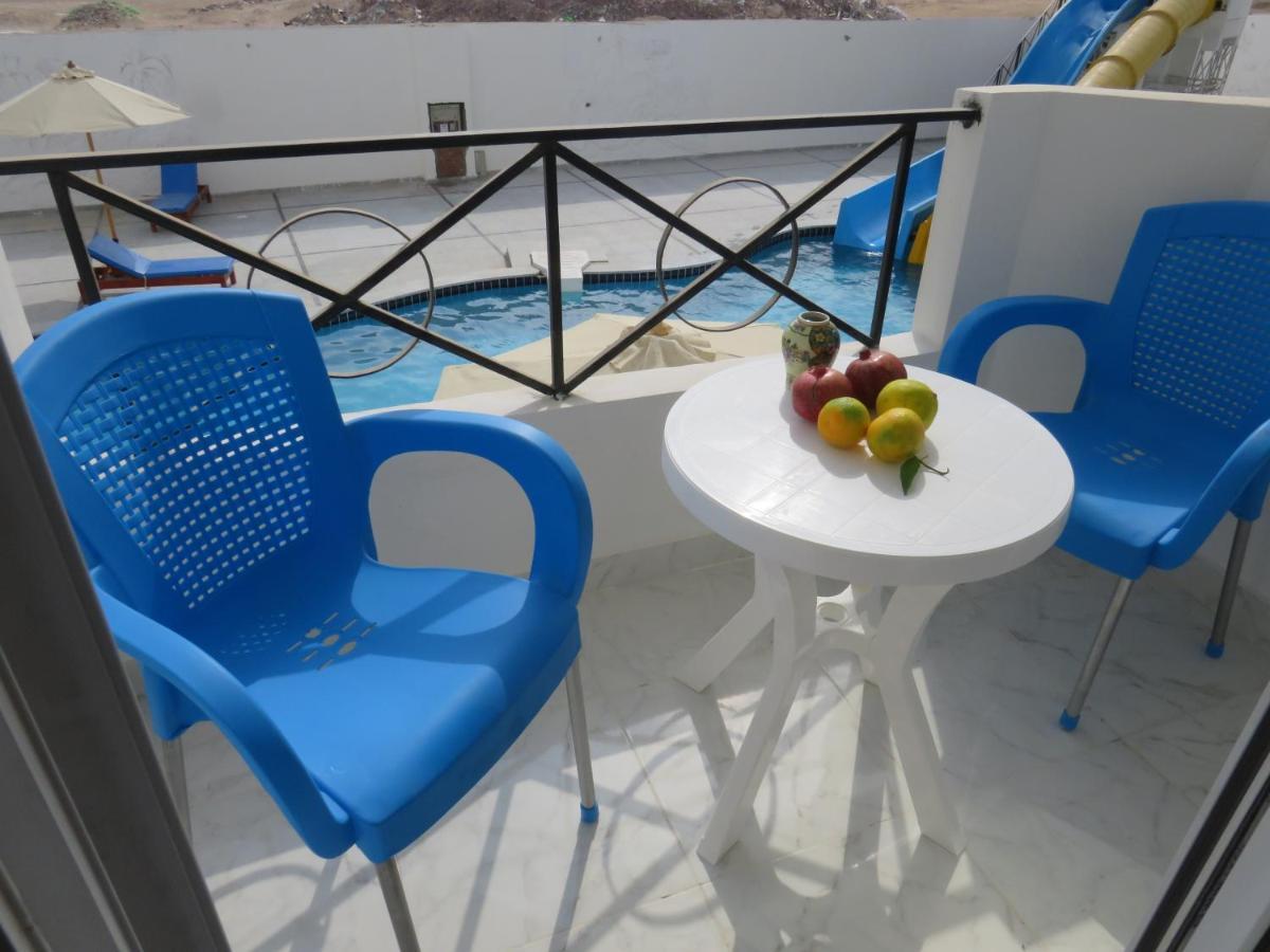Bella Rosa Near The Sea Redsealine *