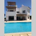 Villa With 5 Bedrooms & 4 Bathrooms - Private Heated Pool