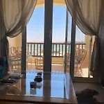 A Lovely 2 Bedroom Apartment At Waterside