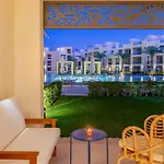 Elegant & Edgy 2 Bedroom W Beach & Pool Mangroovy