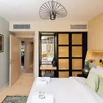 Elegant & Edgy 2 Bedroom W Beach & Pool Mangroovy
