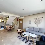 Spectacular & Soaring 2 Bdr W Private Rooftop Jacuzzi & Beach Access
