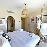 Spectacular & Soaring 2 Bdr W Private Rooftop Jacuzzi & Beach Access