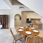 Spectacular & Soaring 2 Bdr W Private Rooftop Jacuzzi & Beach Access