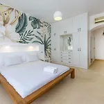 Beautiful 4 Bedroom White Villa With Heated Pool