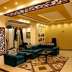 Golden Oasis Luxurious Private Villa With Pool