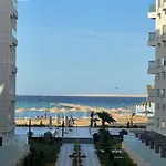 شقة بمنتجع علي البحر