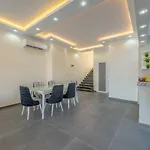 Unique Villa With Heated Pool And Spa