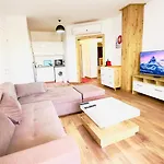 Luxury 3 Bedroom In Swan Lake