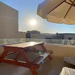 G Cribs, Gouna