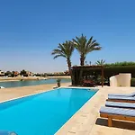 Nayah Stays, Lagoons Beach, Paradise 3 Ensuite With Private Pool
