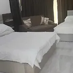 شاليه استوديو للحجز بفندق ميراج الغردقه يسع 4 أفراد مفروش فرش فندقى على اعلى مستوى و جميع الاجهزة الكهربائيه جديدة مع امكانية استخدام الاكوا بارك و شاطئ رملي خاص بالقرية
