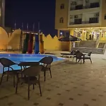 Fox House Resort Apartment Hotel