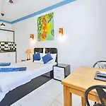Marina Hotspot - Pool View Balcony - Fast WIFI - Kitchenettes - Washing Machines - Sheraton Plaza 414-415