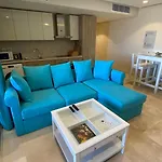 Modern Apartment With Great Pool & Beach Access
