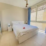 Modern Apartment With Large Pool & Beach Access