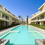 The Poolside Swanky Studio G Cribs
