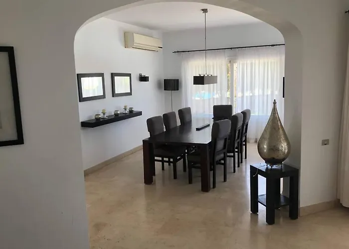 Villa With 5 Bedrooms & 4 Bathrooms - Private Heated Pool