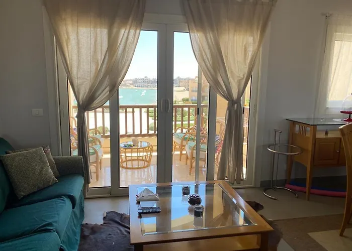 A Lovely 2 Bedroom Apartment At Waterside