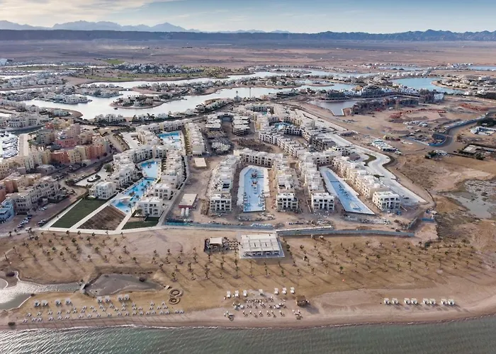 Spectacular & Soaring 2 Bdr W Private Rooftop Jacuzzi & Beach Access