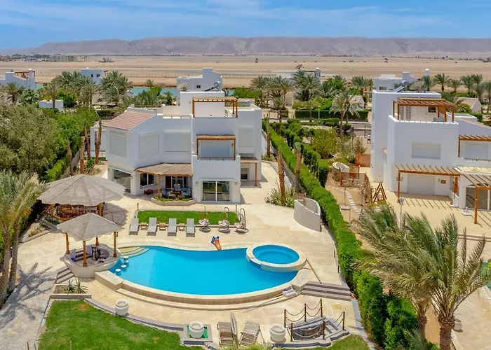 4 Bedroom Villa With Heated Pool, Jacuzzi & Lagoon View In Phase 4