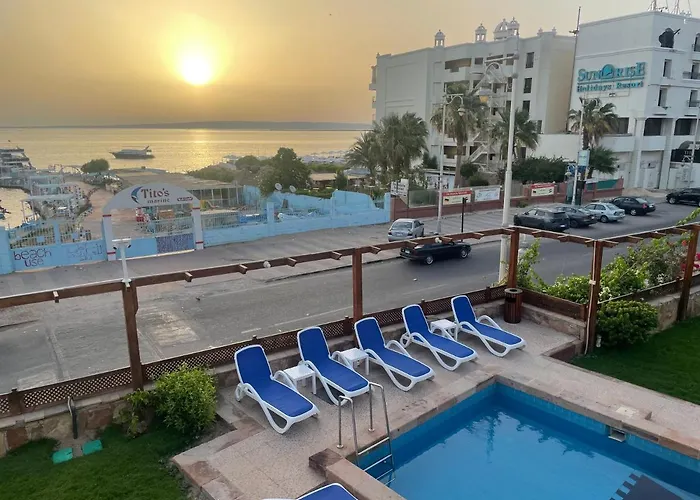 Serafy City Center Hostel And Pool For Foreigners Adults Only