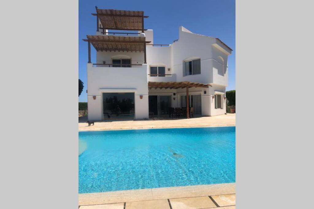 With 5 Bedrooms & 4 Bathrooms - Private Heated Pool Villa Hurghada