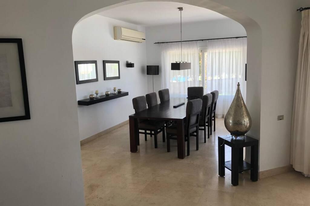 Villa With 5 Bedrooms & 4 Bathrooms - Private Heated Pool *