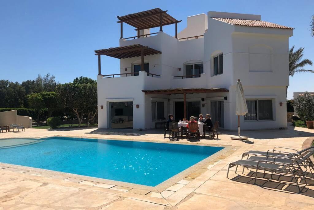 With 5 Bedrooms & 4 Bathrooms - Private Heated Pool Hurghada