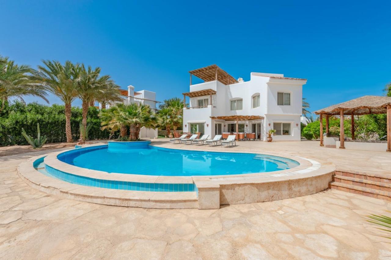 Beautiful 4 Bedroom White With Heated Pool Villa *