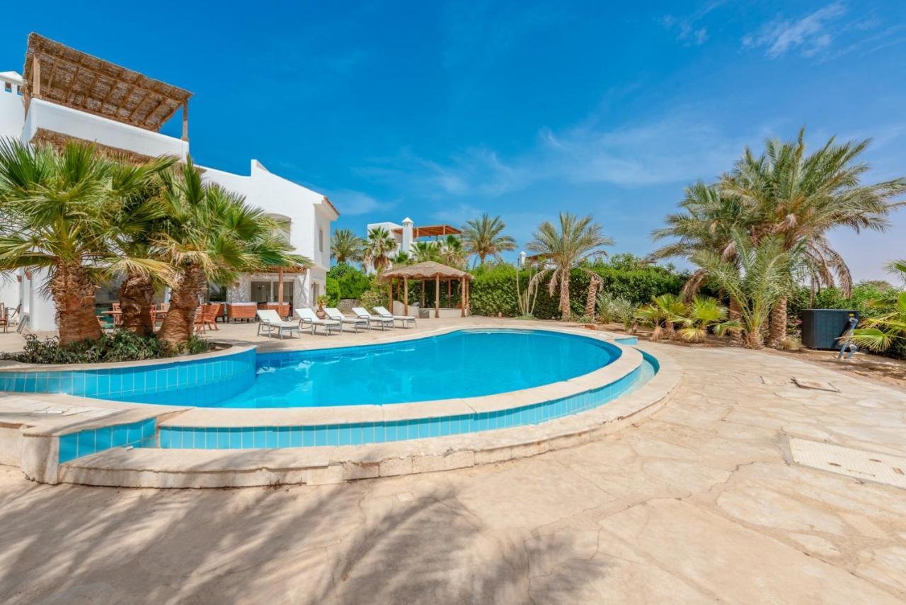 Beautiful 4 Bedroom White With Heated Pool Villa *