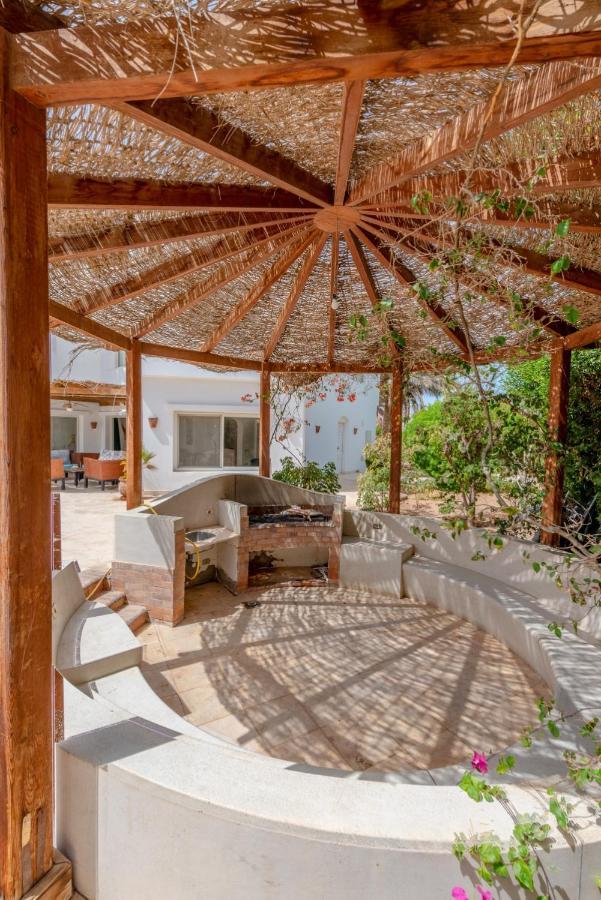 Beautiful 4 Bedroom White With Heated Pool