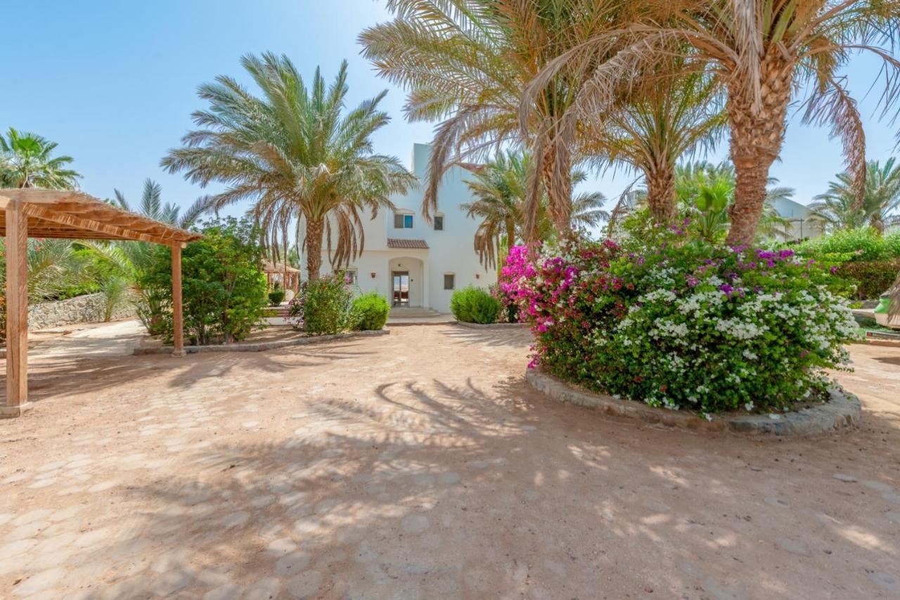 Beautiful 4 Bedroom White With Heated Pool Villa