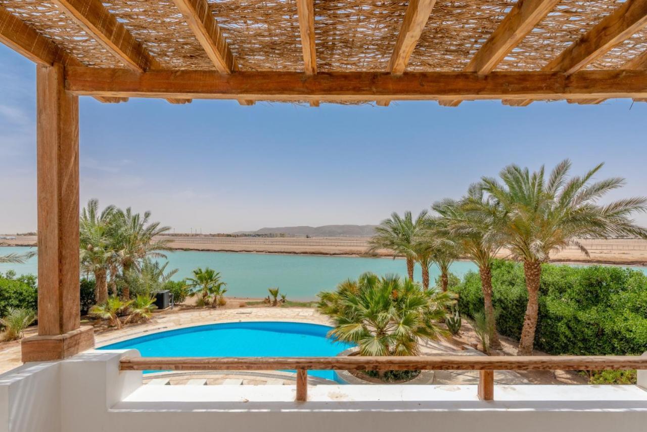 Beautiful 4 Bedroom White With Heated Pool