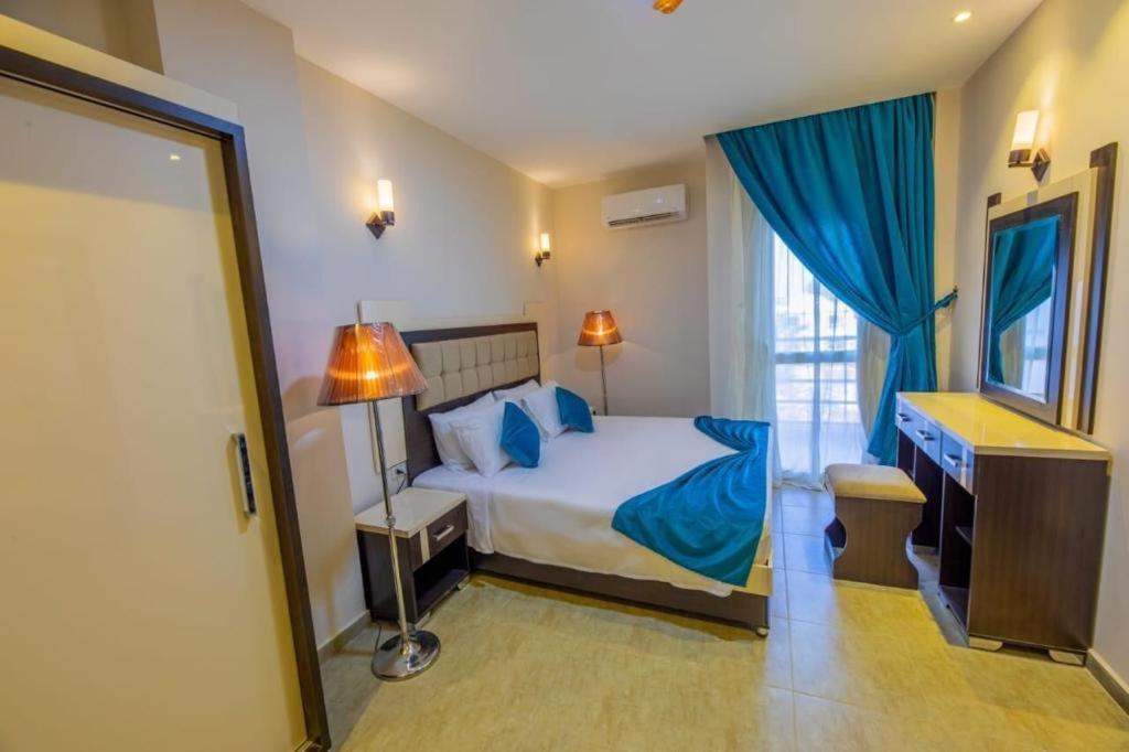 One Bedroom With Aqua View At Mirage Bay