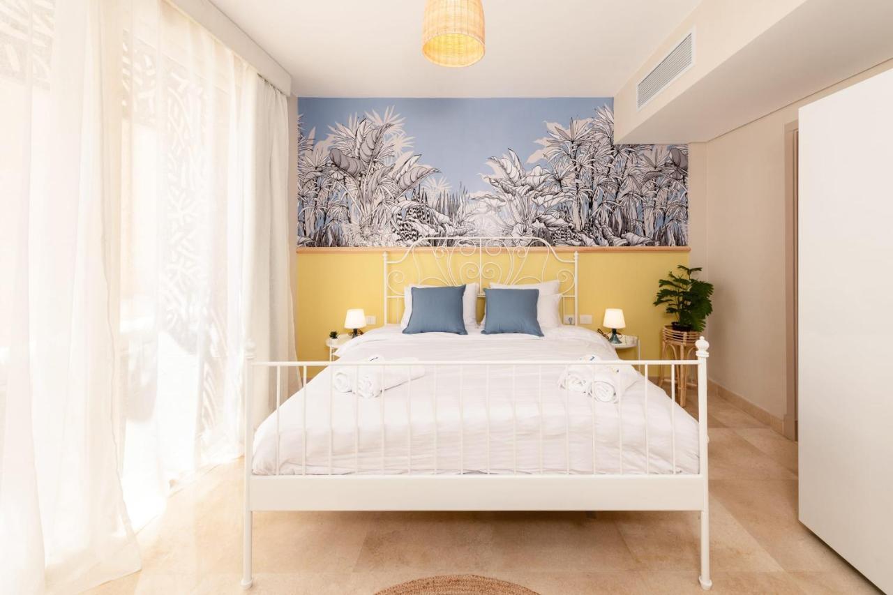 Exotic 1bdr W Outdoor Terrace Pool & Access Apartment