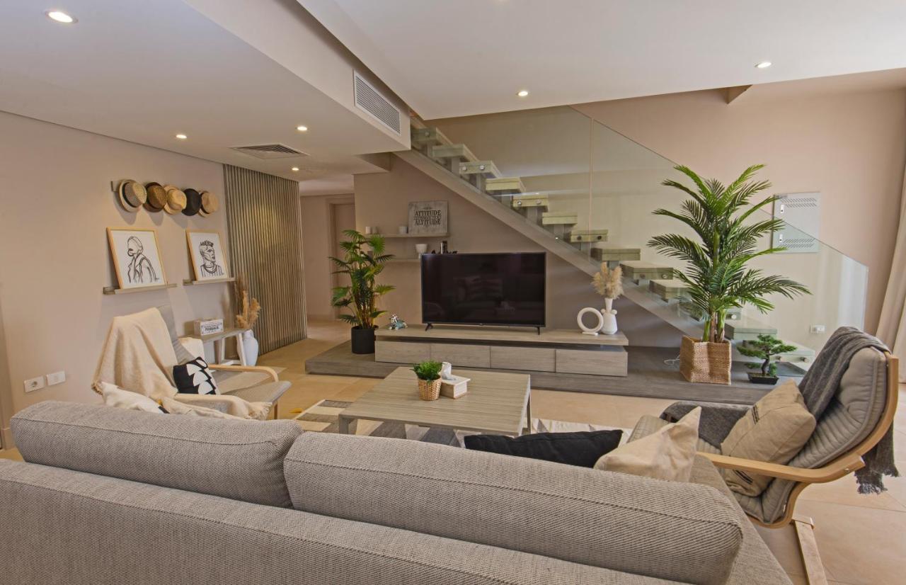 A Stunning Seaview Penthouse; 3bedrooms + Nanny Apartment *