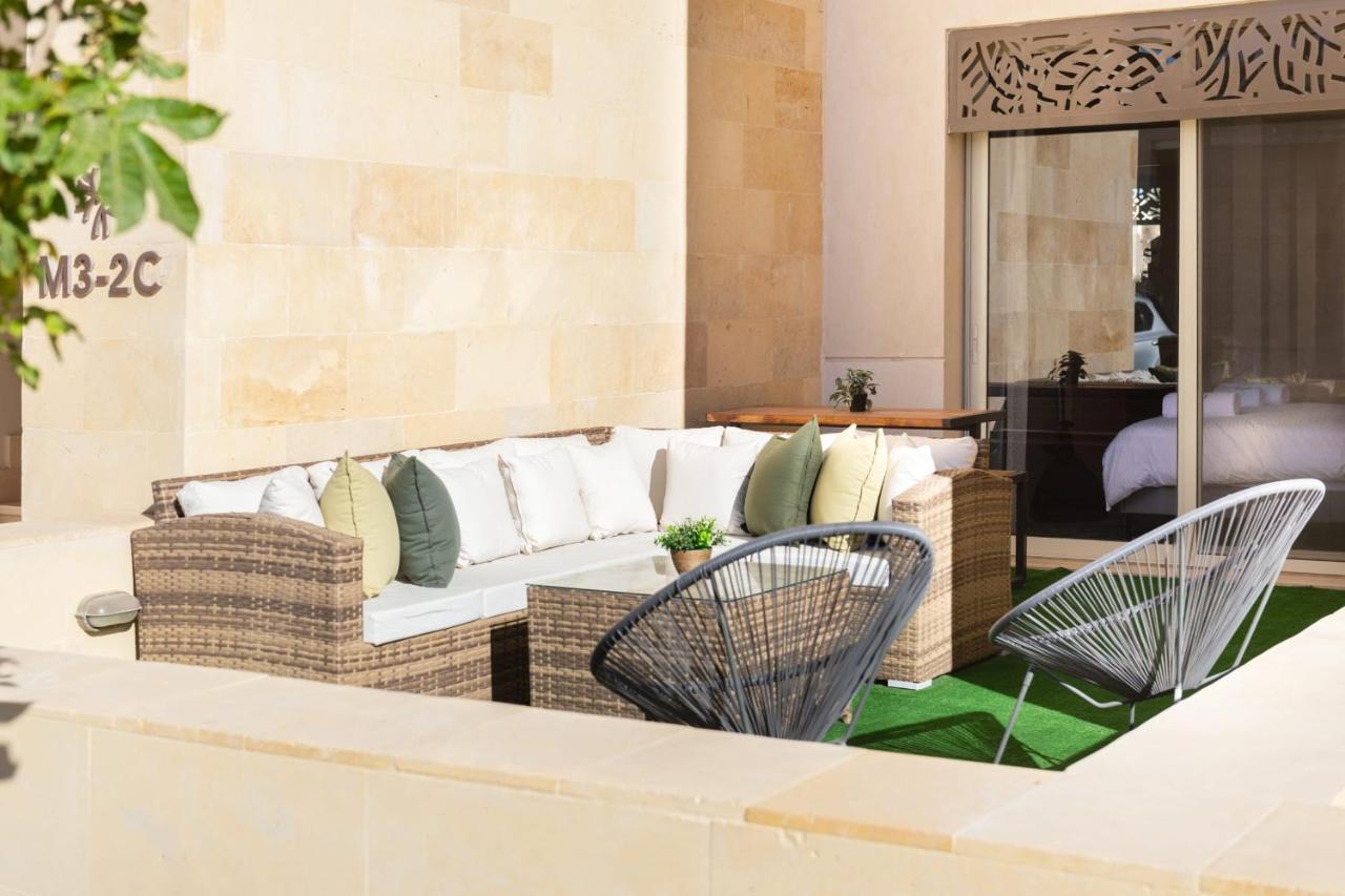 Elegant & Edgy 2 Bedroom W & Pool Mangroovy Apartment