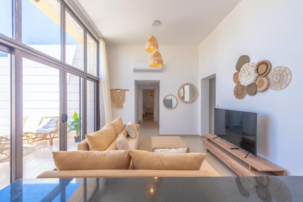 Apartment Modern 2-bedroom Penthouse G-cribs Pool View *